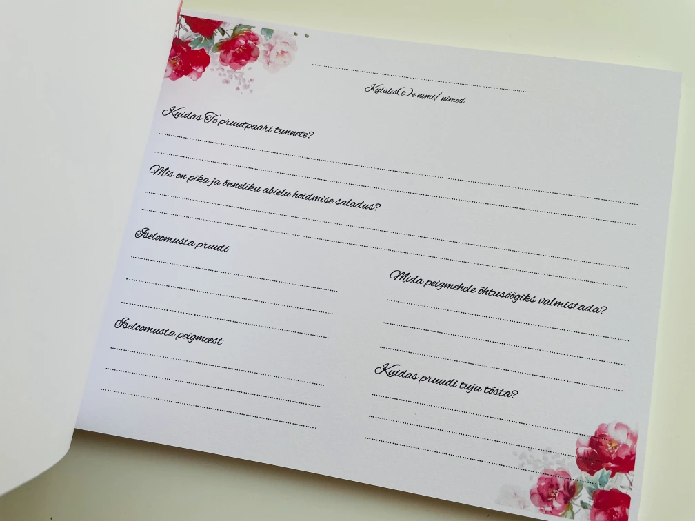 Avatud pulmaraamat külaliste küsimuste lehtedega