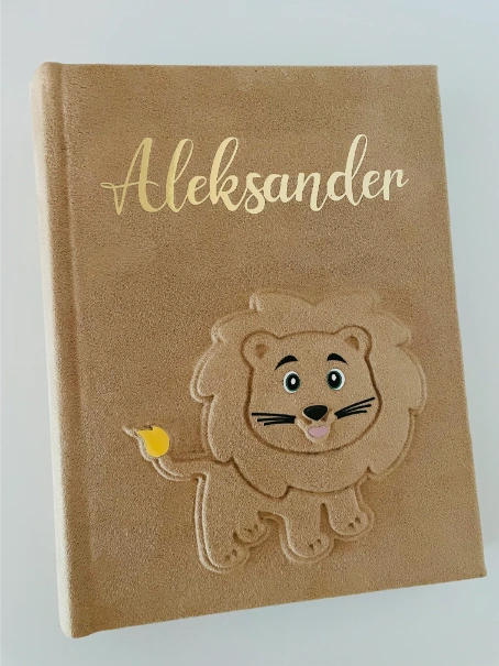 Beež sametalbum lõvi kujundusega