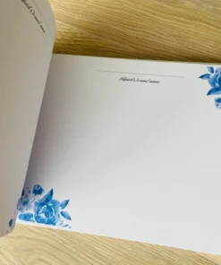 Pulmaraamatu kirjutamisleht siniste lilledega