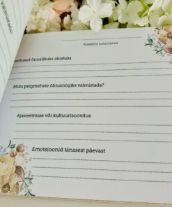 Pulmaraamatu küsimuste leht beežide lilledega