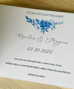 Pulmaraamatu tiitelleht siniste lillede ja nimedega
