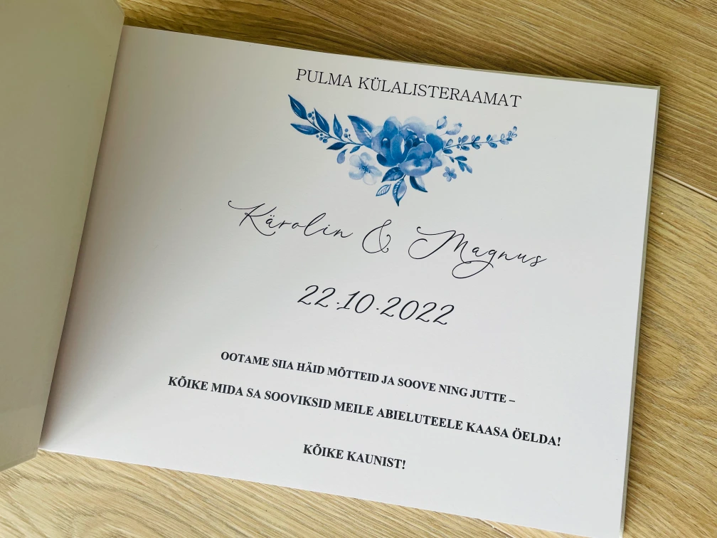 Pulmaraamatu tiitelleht siniste lillede ja nimedega