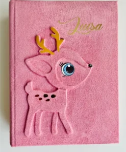 Roosa sametalbum hirve ja krooni kujundusega
