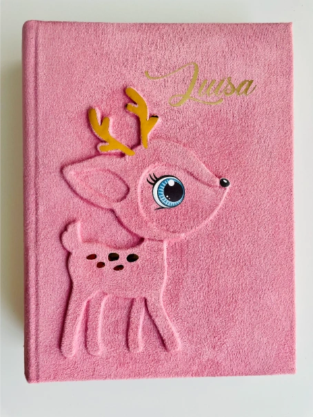Roosa sametalbum hirve ja krooni kujundusega