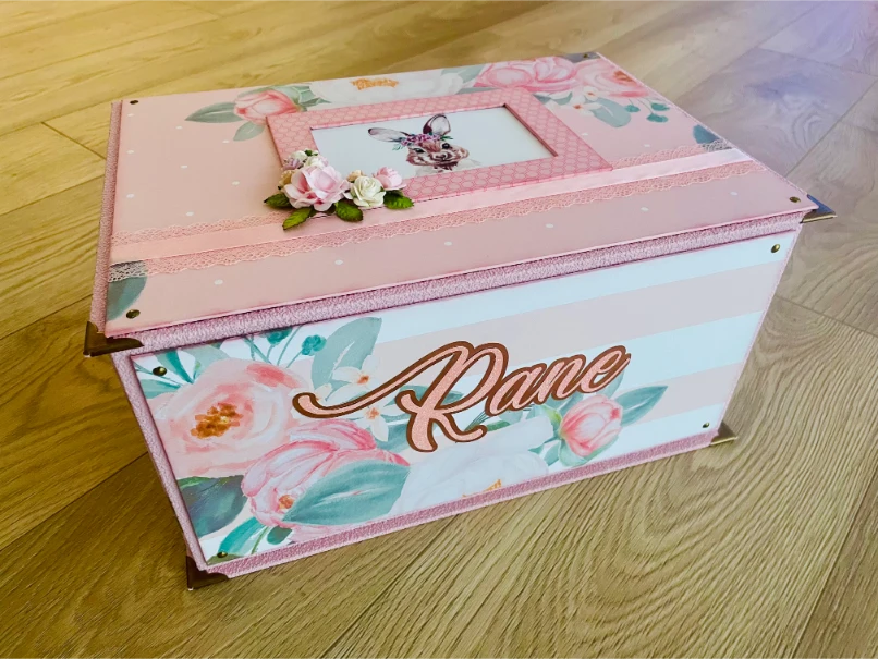 Roosa suur personaalne mälestustelaegas flamingokujundusega