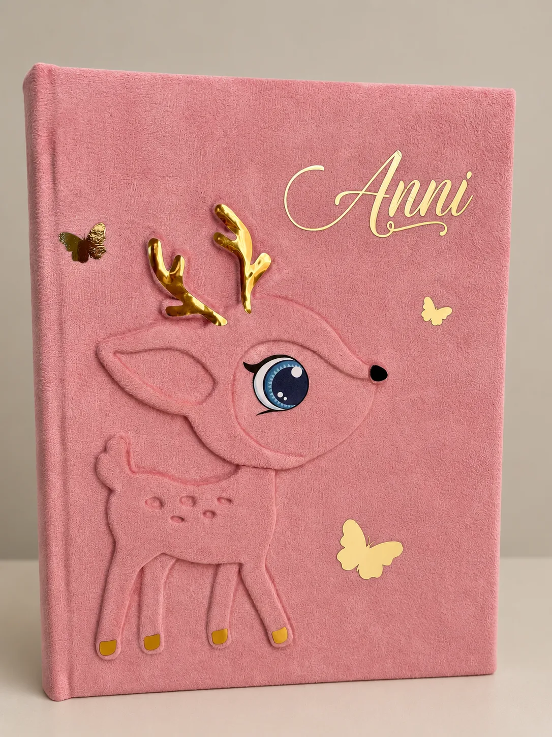 Roosa sametine beebialbum Anni nime ja armsa hirvekujundusega