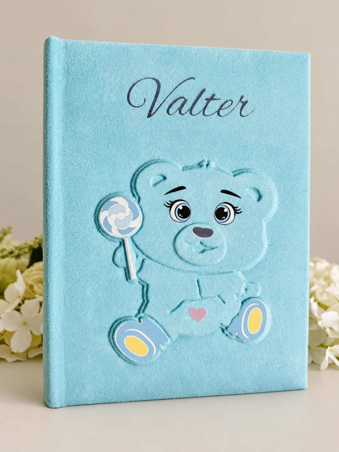 Sinine sametine beebialbum Valter nime ja armsa karukujundusega