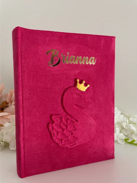 Tumeroosa personaalne sametalbum luige ja krooniga