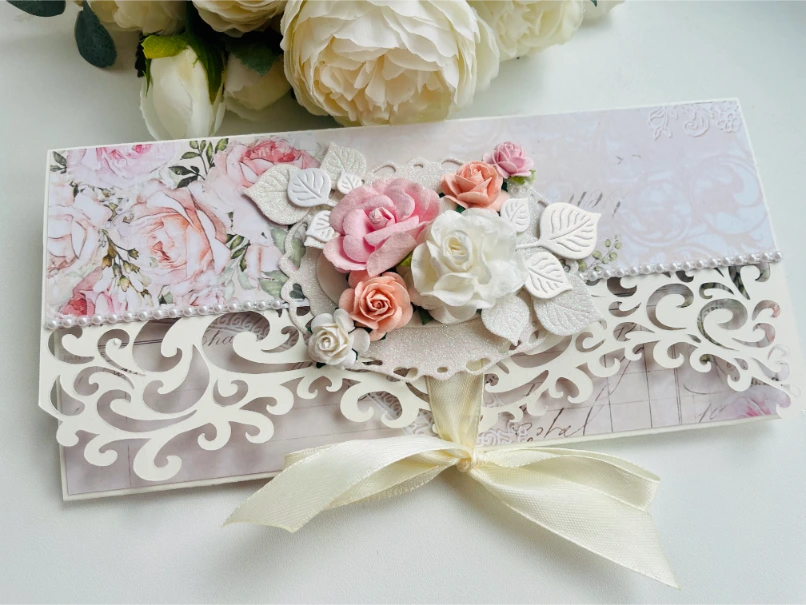 Lilledega õnnitluskaart naisele