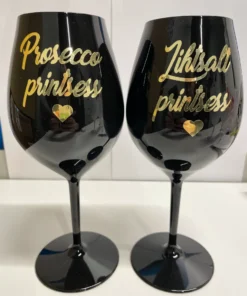 Nimelised mustad pokaalid kuldse kirjaga