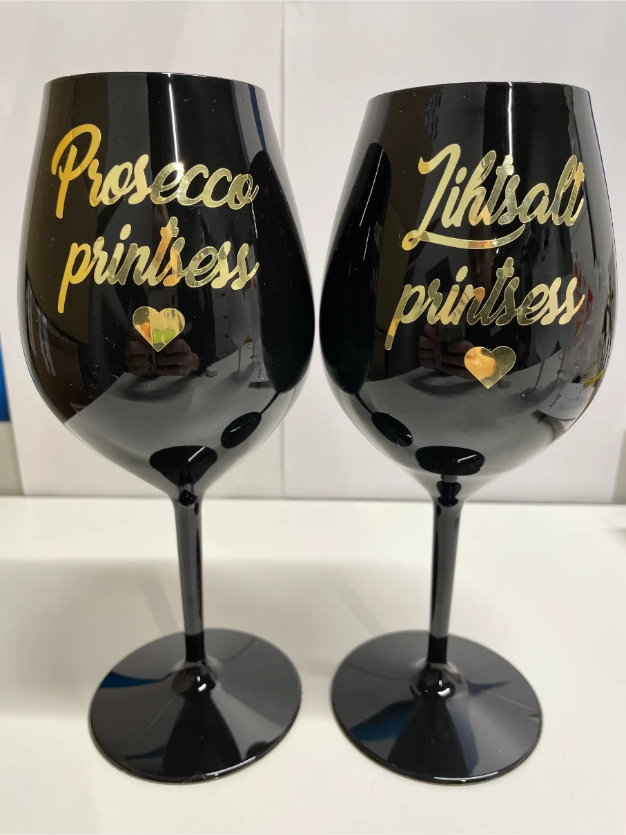 Nimelised mustad pokaalid kuldse kirjaga