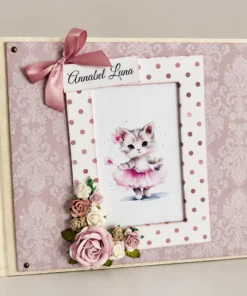 Roosa beebialbum Annabel-Lunale kassipoja ja lilledega